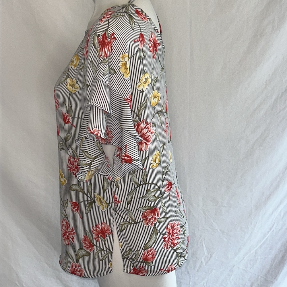 Como Vintage black/floral blouse.